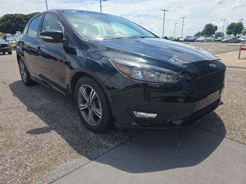 Used 2017 Ford Focus SE FWD image 1