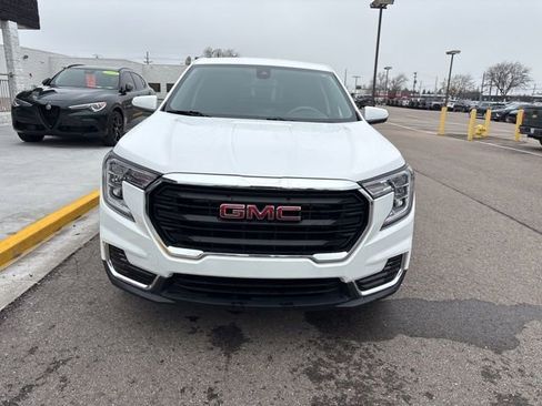 Used 2023 GMC Terrain SLE image 3