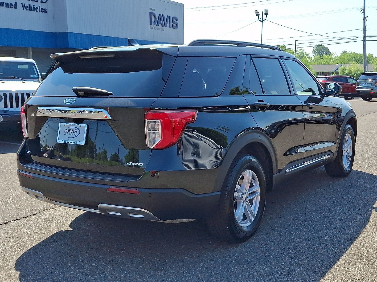 Used 2023 Ford Explorer XLT w/ Equipment Group 202A AWD/4WD image 4