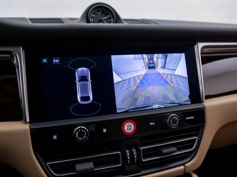 Certified 2023 Porsche Macan image 24