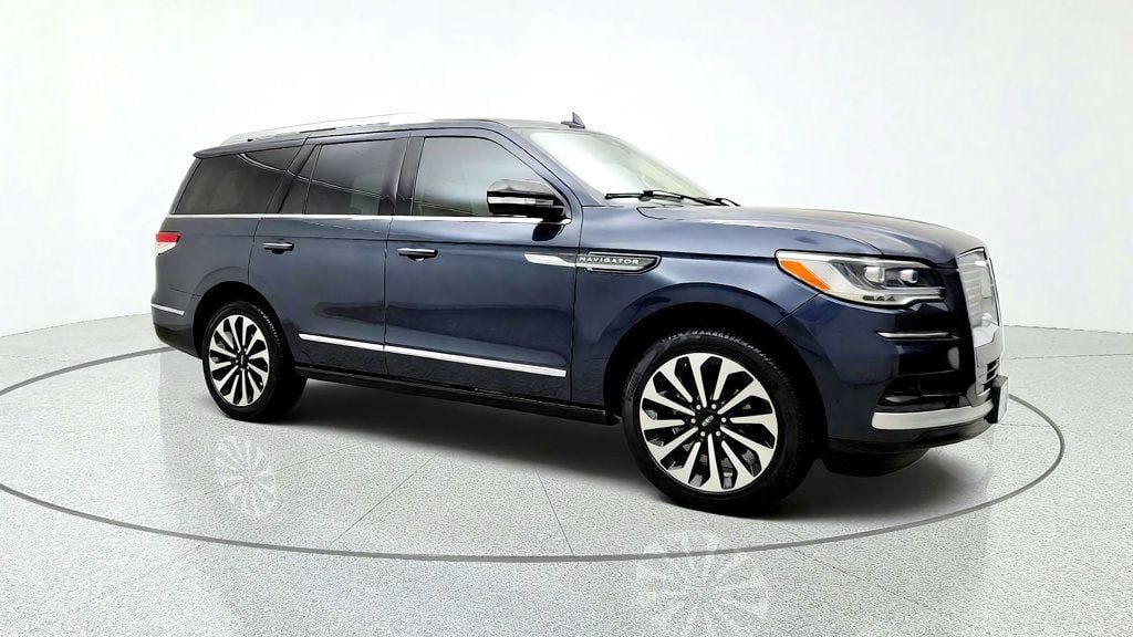 Used 2022 Lincoln Navigator Reserve RWD image 3