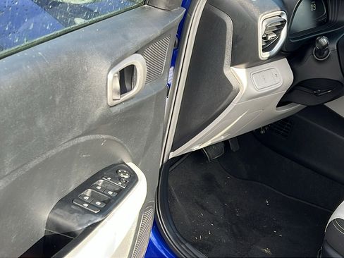 Used 2023 Hyundai Venue SEL image 15