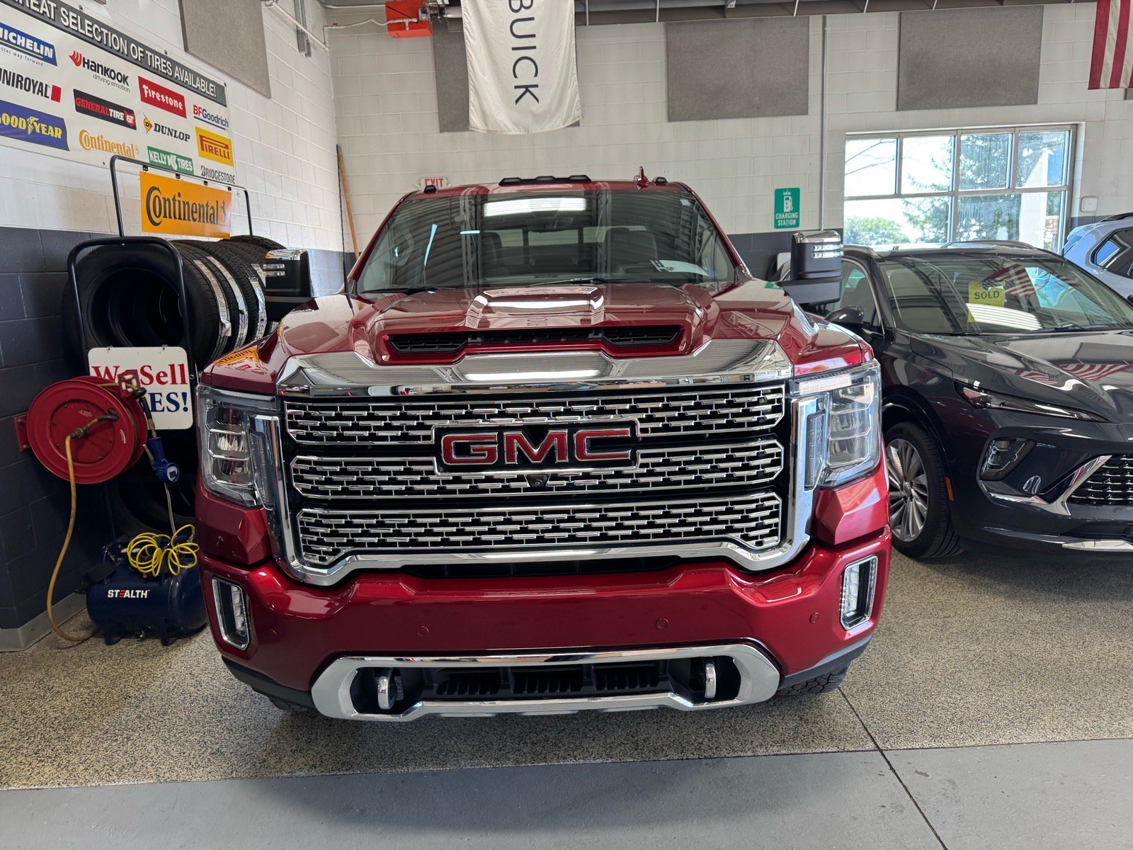 Used 2022 GMC Sierra 2500 Denali w/ Denali Ultimate Package AWD/4WD image 2