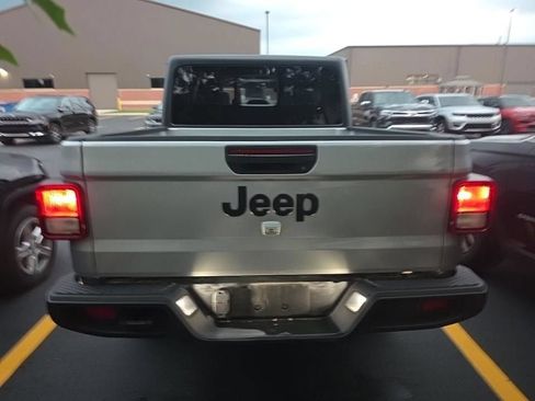 Used 2024 Jeep Gladiator Sport AWD/4WD image 10