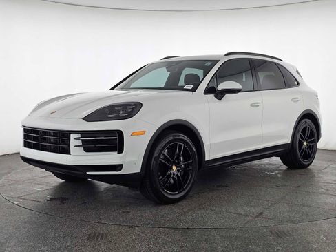 Used 2025 Porsche Cayenne image 7