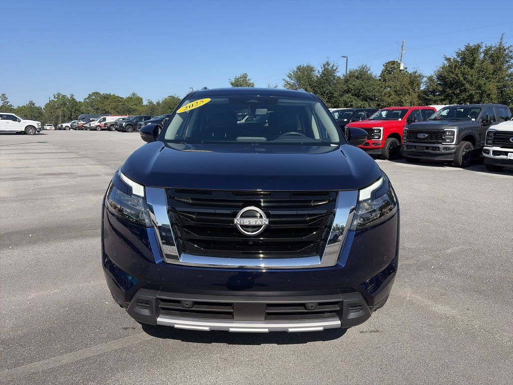 Used 2025 Nissan Pathfinder SL FWD image 10