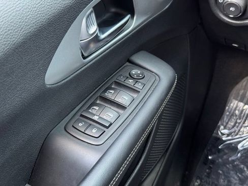 Used 2025 Chrysler Pacifica Limited FWD image 37