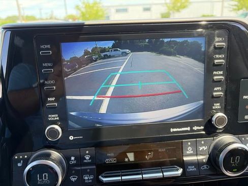 Used 2022 Toyota Highlander XLE AWD/4WD image 28