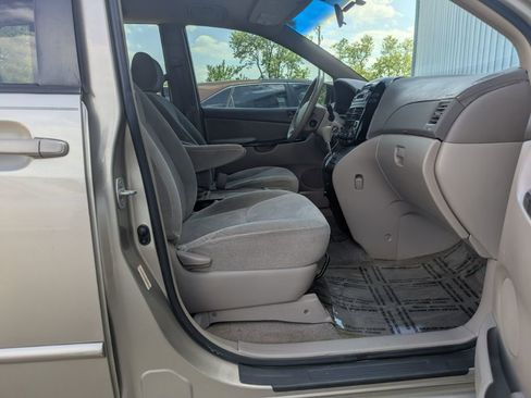 Used 2005 Toyota Sienna CE FWD image 16
