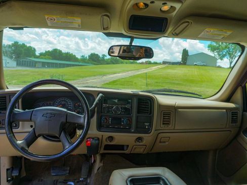 Used 2004 Chevrolet Silverado 2500 LS w/ Heavy-Duty Power Package AWD/4WD image 13