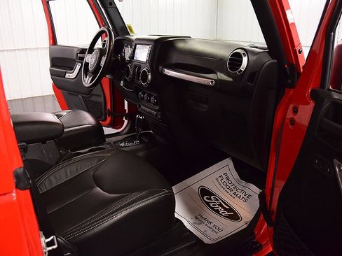 Used 2017 Jeep Wrangler Sahara w/ Dual Top Group AWD/4WD image 29