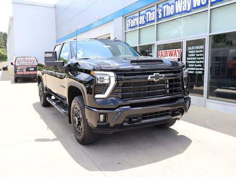 Used 2024 Chevrolet Silverado 2500 LT w/ Midnight Edition AWD/4WD image 2