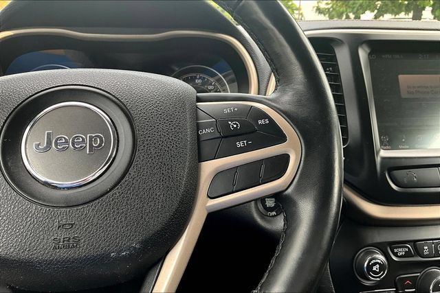 Used 2017 Jeep Cherokee Limited AWD/4WD image 12