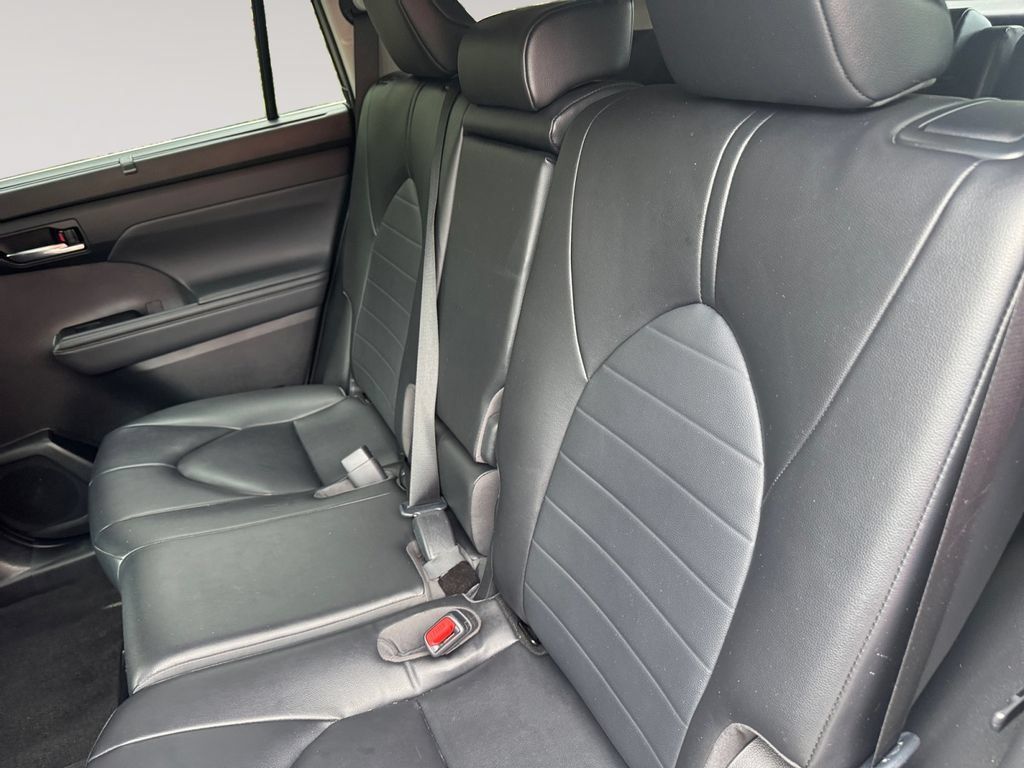 Used 2023 Toyota Highlander XLE AWD/4WD image 13