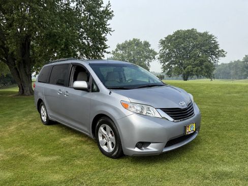 Used 2014 Toyota Sienna LE FWD image 2
