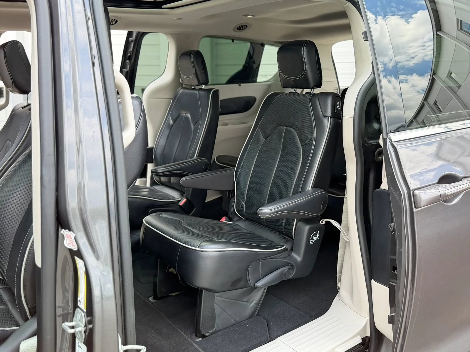 Used 2023 Chrysler Pacifica Limited FWD image 22
