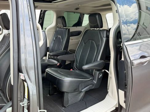 Used 2023 Chrysler Pacifica Limited FWD image 22