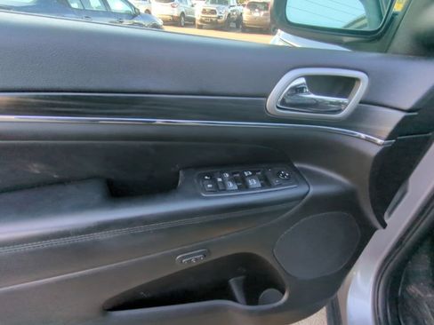 Used 2019 Jeep Grand Cherokee Limited AWD/4WD image 8