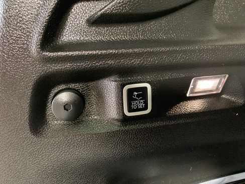 Used 2023 Jeep Grand Cherokee L Limited w/ Rear Seat Video Group I AWD/4WD image 37