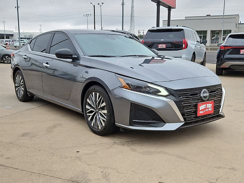 Used 2025 Nissan Altima 2.5 SV FWD image 4