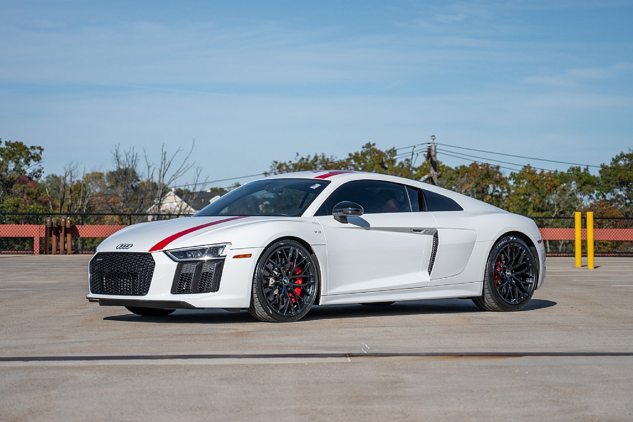 Used 2018 Audi R8 V10 w/ Premium Package RWD image 1
