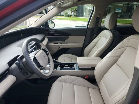 Used 2025 Lincoln Nautilus Premier image 19