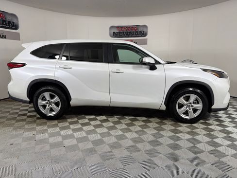 Used 2023 Toyota Highlander L image 2