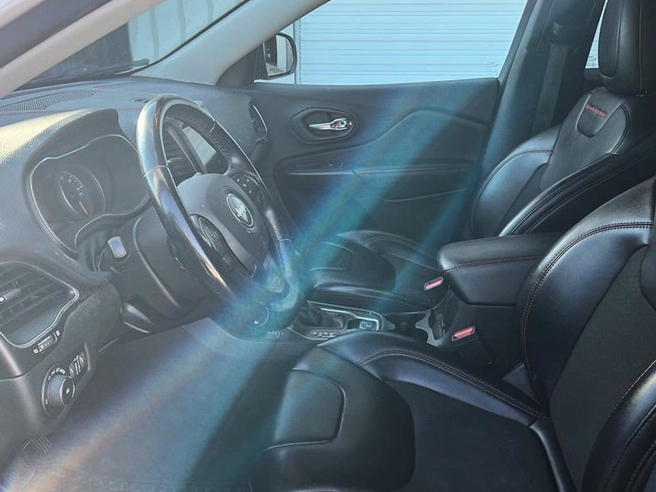 Used 2020 Jeep Cherokee Trailhawk AWD/4WD image 8