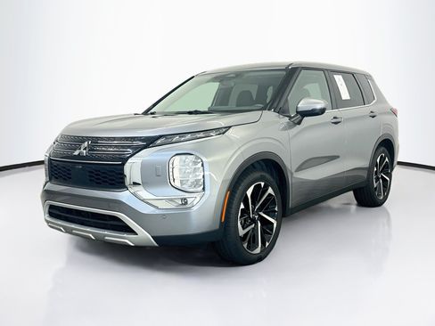 Used 2024 Mitsubishi Outlander SE AWD/4WD image 3