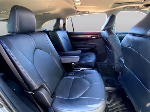 Used 2025 Toyota Highlander Limited AWD/4WD image 20