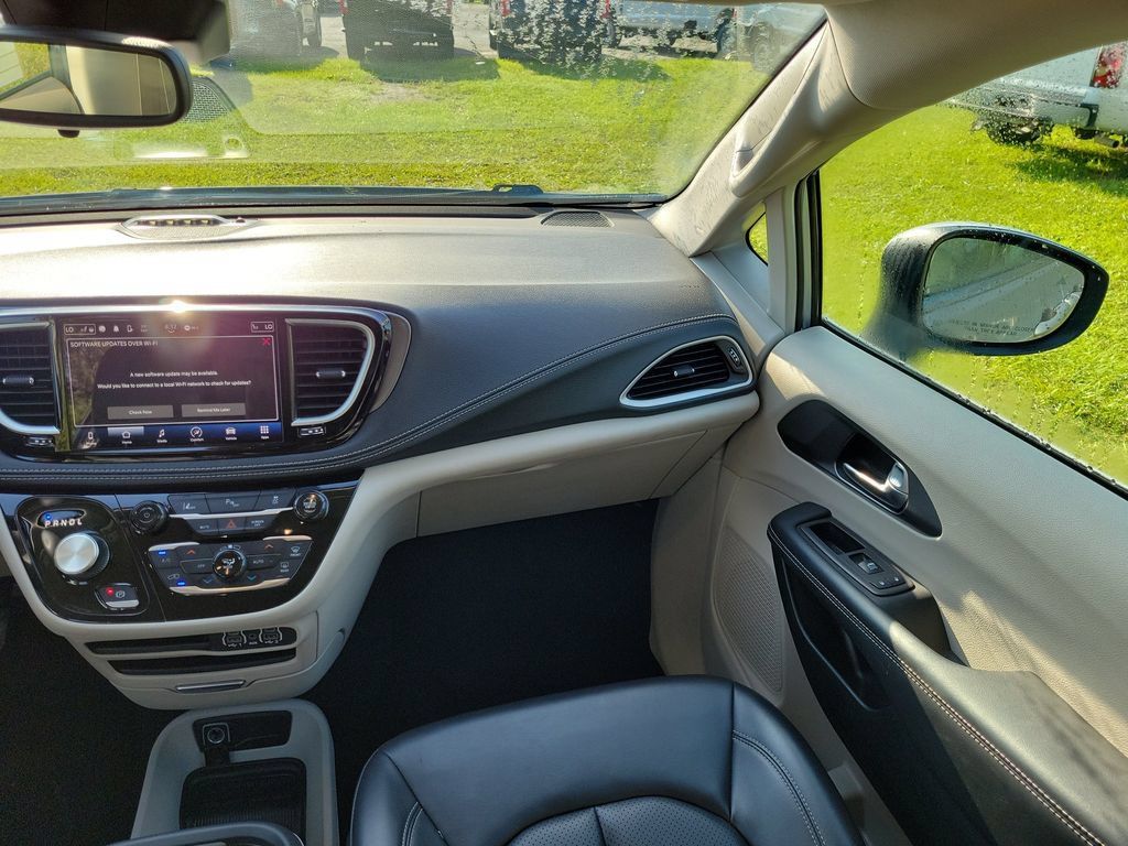 Used 2023 Chrysler Pacifica Touring-L FWD image 15
