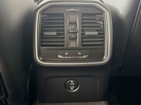 Certified 2025 Porsche Macan image 19