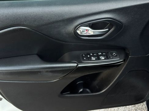 Used 2020 Jeep Cherokee Latitude Plus FWD image 12