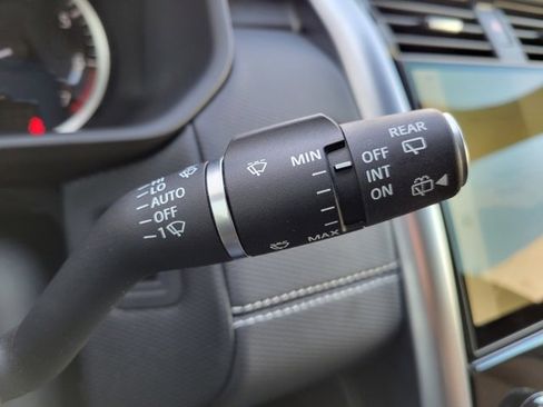 Used 2023 Land Rover Discovery Metropolitan Edition image 34