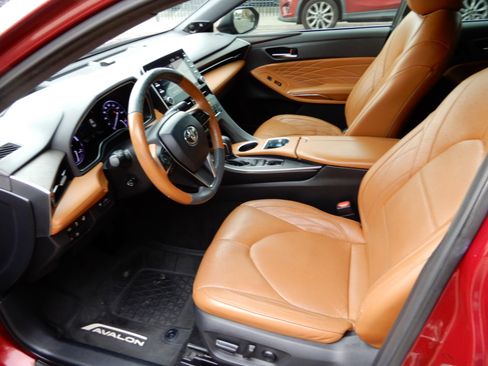 Used 2019 Toyota Avalon Limited image 9