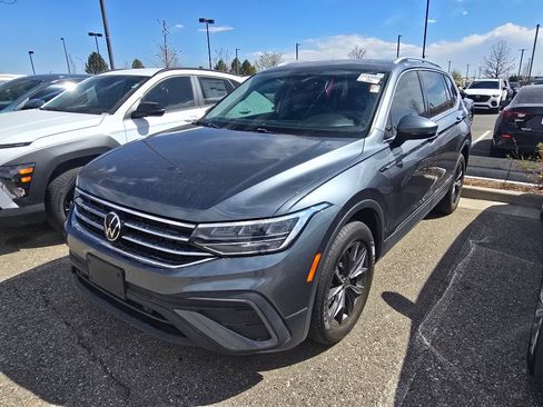 Used 2022 Volkswagen Tiguan SE w/ Panoramic Sunroof Package image 10