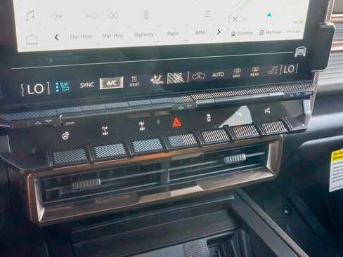 Used 2025 GMC Hummer EV 2X w/ Extreme Off-Road Package image 34