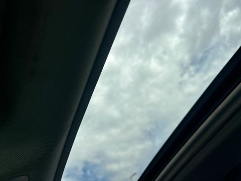 Used 2014 Toyota Camry SE w/ Leather Package FWD image 17