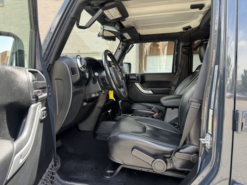 Used 2018 Jeep Wrangler Unlimited Rubicon w/ Cold Weather Group AWD/4WD image 10
