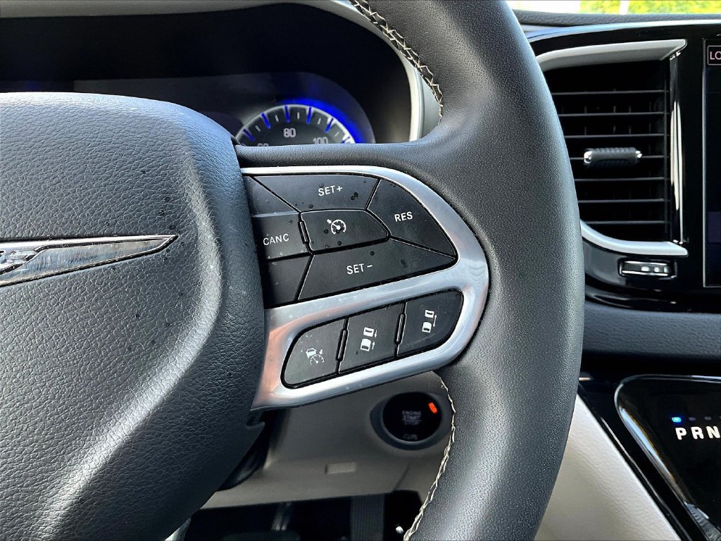 Used 2023 Chrysler Pacifica Touring-L FWD image 14