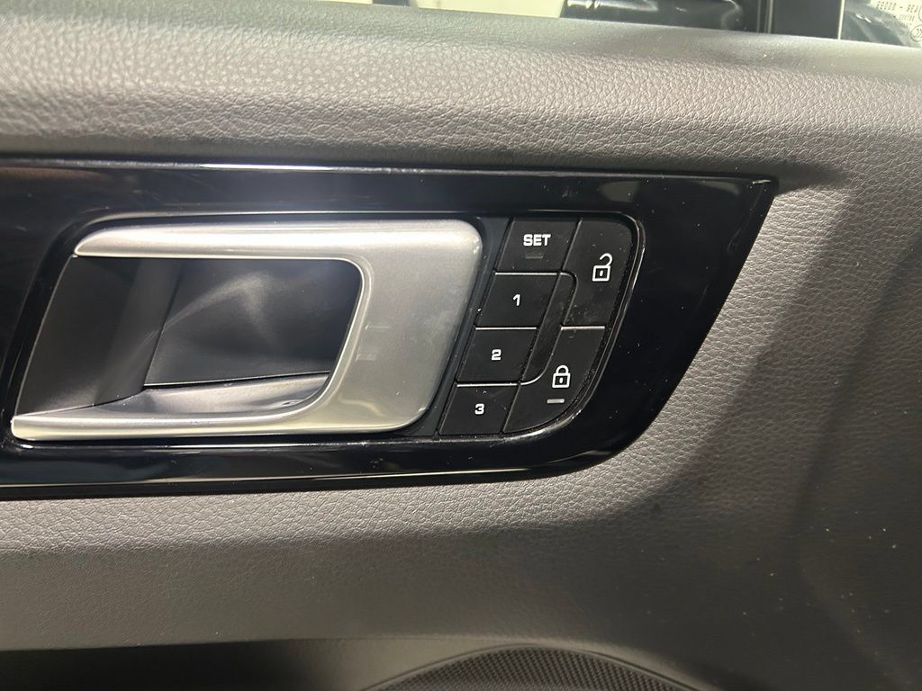 Used 2022 Porsche Cayenne Coupe AWD/4WD image 13
