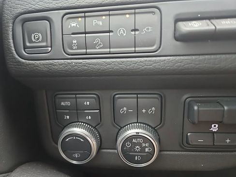 Used 2021 GMC Yukon XL Denali w/ Denali Ultimate Package image 17