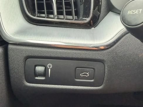 Used 2018 Volvo XC60 T5 Momentum w/ Vision Package AWD/4WD image 21