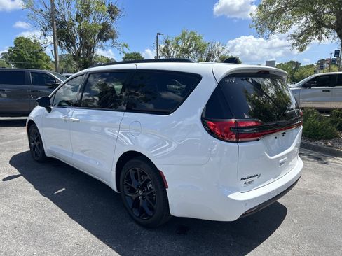 New 2026 Chrysler Pacifica Select image 18