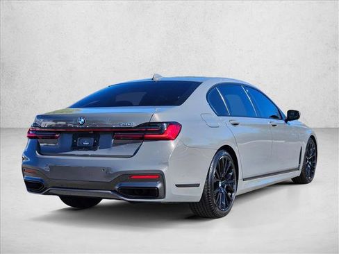 Used 2022 BMW 740i w/ M Sport Package image 5
