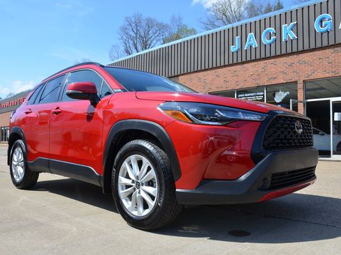 Used 2024 Toyota Corolla Cross LE image 1