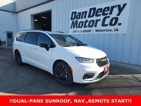 New 2026 Chrysler Pacifica Limited image 1