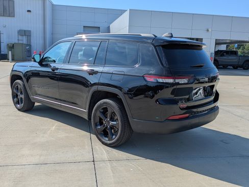 Used 2025 Jeep Grand Cherokee L Limited w/ Black Appearance Package AWD/4WD image 3