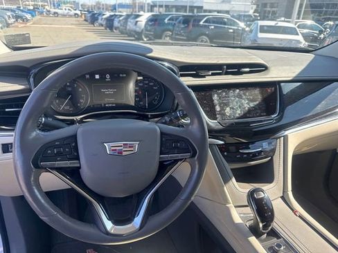 Used 2023 Cadillac XT6 Premium Luxury w/ Technology Package image 2