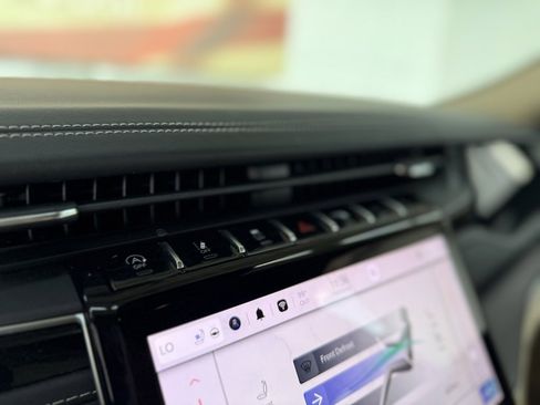 Used 2022 Jeep Grand Cherokee Limited w/ Luxury Tech Group II image 38